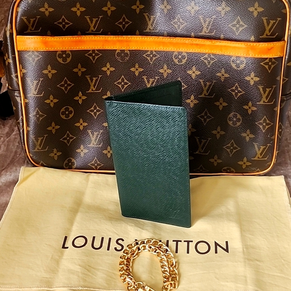 Authentic Green Louis Vuitton Taiga Wallet